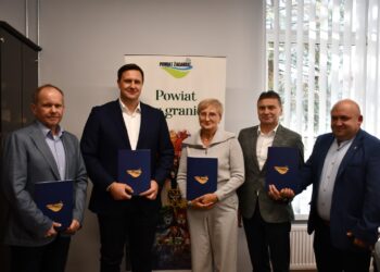 Umowa na przebudowę drogi Dzietrzychowice - Karczówka podpisana 13 fot. Starostwo Powiatowe w Żaganiu