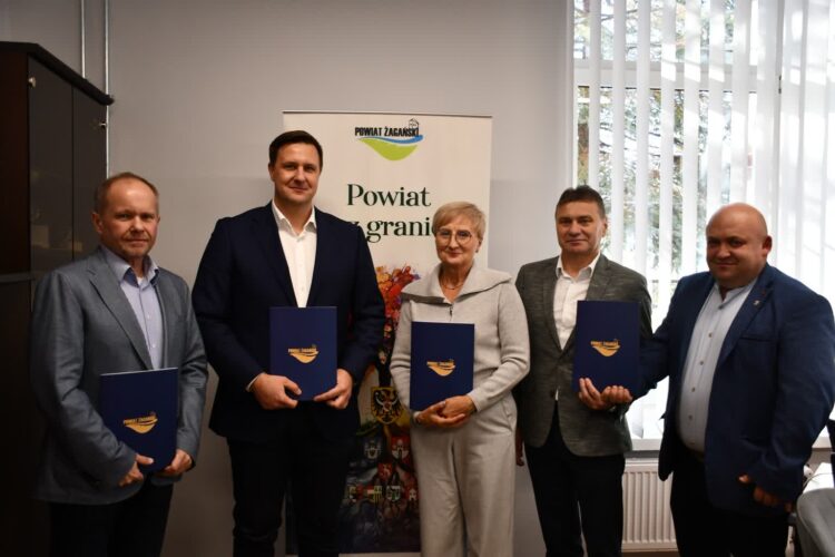 Umowa na przebudowę drogi Dzietrzychowice - Karczówka podpisana 9 fot. Starostwo Powiatowe w Żaganiu