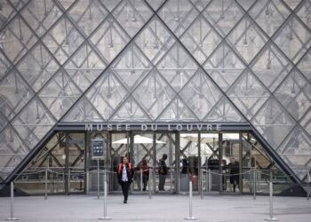 Kradzież klejnotów w Luwrze. Policja zatrzymała czwartego podejrzanego 10 Wejście do muzeum w Luwrze, fot. PAP/EPA/YOAN VALAT