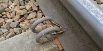 Pod Ostrowem Wlkp. na remontowanych torach ktoś podłożył naboje karabinowe tzw. ślepe. Fot. Wielkopolska Policja/FB