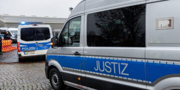 Pierwszy dzień rozprawy w sprawie morderstwa popełnionego w ataku na jarmark bożonarodzeniowy w Magdeburgu w 2024 roku. Fot. PAP/EPA/JENS SCHLUETER / POOL