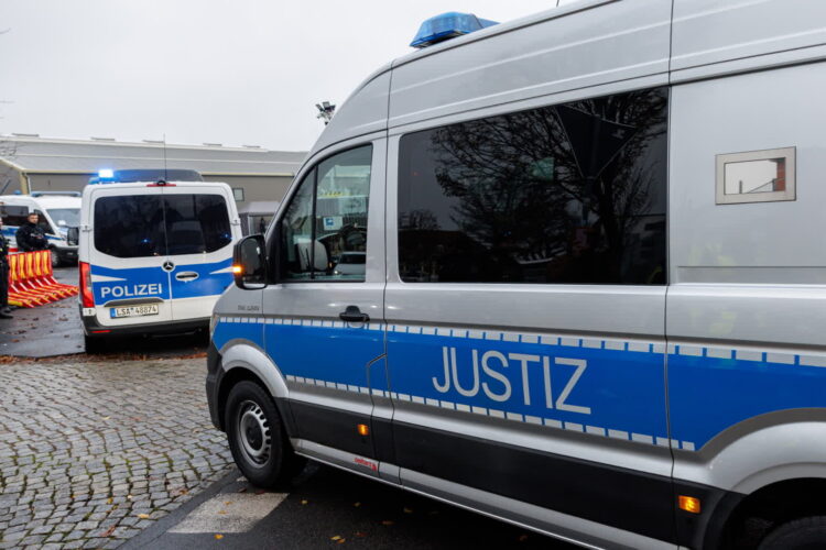 Pierwszy dzień rozprawy w sprawie morderstwa popełnionego w ataku na jarmark bożonarodzeniowy w Magdeburgu w 2024 roku. Fot. PAP/EPA/JENS SCHLUETER / POOL