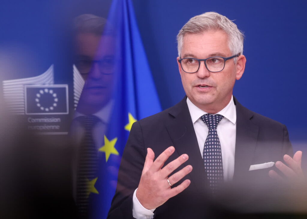 KE: Polska może ubiegać się o zwolnienie z systemu relokacji Magnus Brunner, unijny komisarz ds. migracji (PAP/EPA/OLIVIER HOSLET)