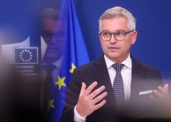 Magnus Brunner, unijny komisarz ds. migracji (PAP/EPA/OLIVIER HOSLET)