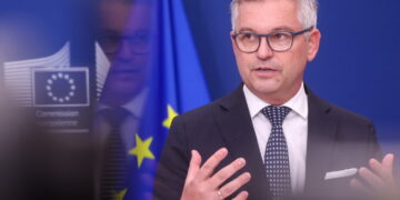 Magnus Brunner, unijny komisarz ds. migracji (PAP/EPA/OLIVIER HOSLET)