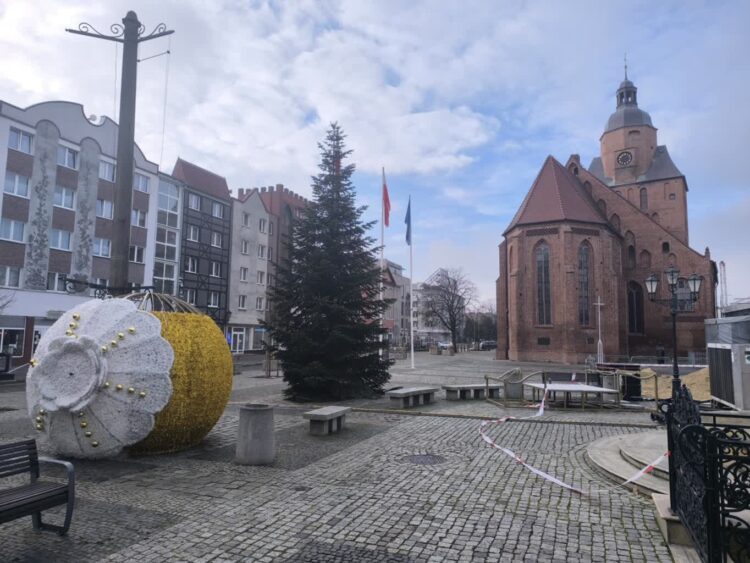 Choinka już stoi, ozdoby są ustawiane Radio Zachód - Lubuskie