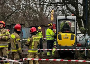 Słup ognia sięgał 20 metrów. Powodem rozszczelnienie gazociągu 23 Akcja służb w miejscu rozszczelnienia gazociągu średniego ciśnienia na terenie ogrodów działkowych przy ul. Komandosów w Krakowie Fot. PAP/Art Service