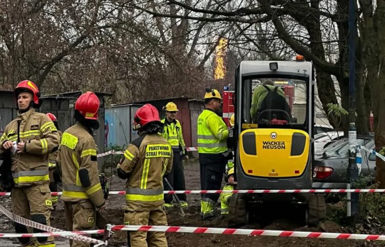 Słup ognia sięgał 20 metrów. Powodem rozszczelnienie gazociągu 9 Akcja służb w miejscu rozszczelnienia gazociągu średniego ciśnienia na terenie ogrodów działkowych przy ul. Komandosów w Krakowie Fot. PAP/Art Service