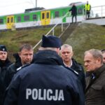 Premier Donald, szef MSWiA Marcin Kierwiński oraz minister koordynator służb specjalnych Tomasz Siemoniak przy zniszczonym fragmencie torowiska na trasie Dęblin-Warszawa Fot. PAP/KPRM