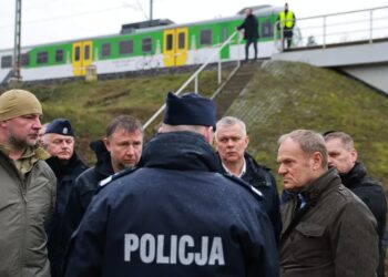 Premier Donald, szef MSWiA Marcin Kierwiński oraz minister koordynator służb specjalnych Tomasz Siemoniak przy zniszczonym fragmencie torowiska na trasie Dęblin-Warszawa Fot. PAP/KPRM