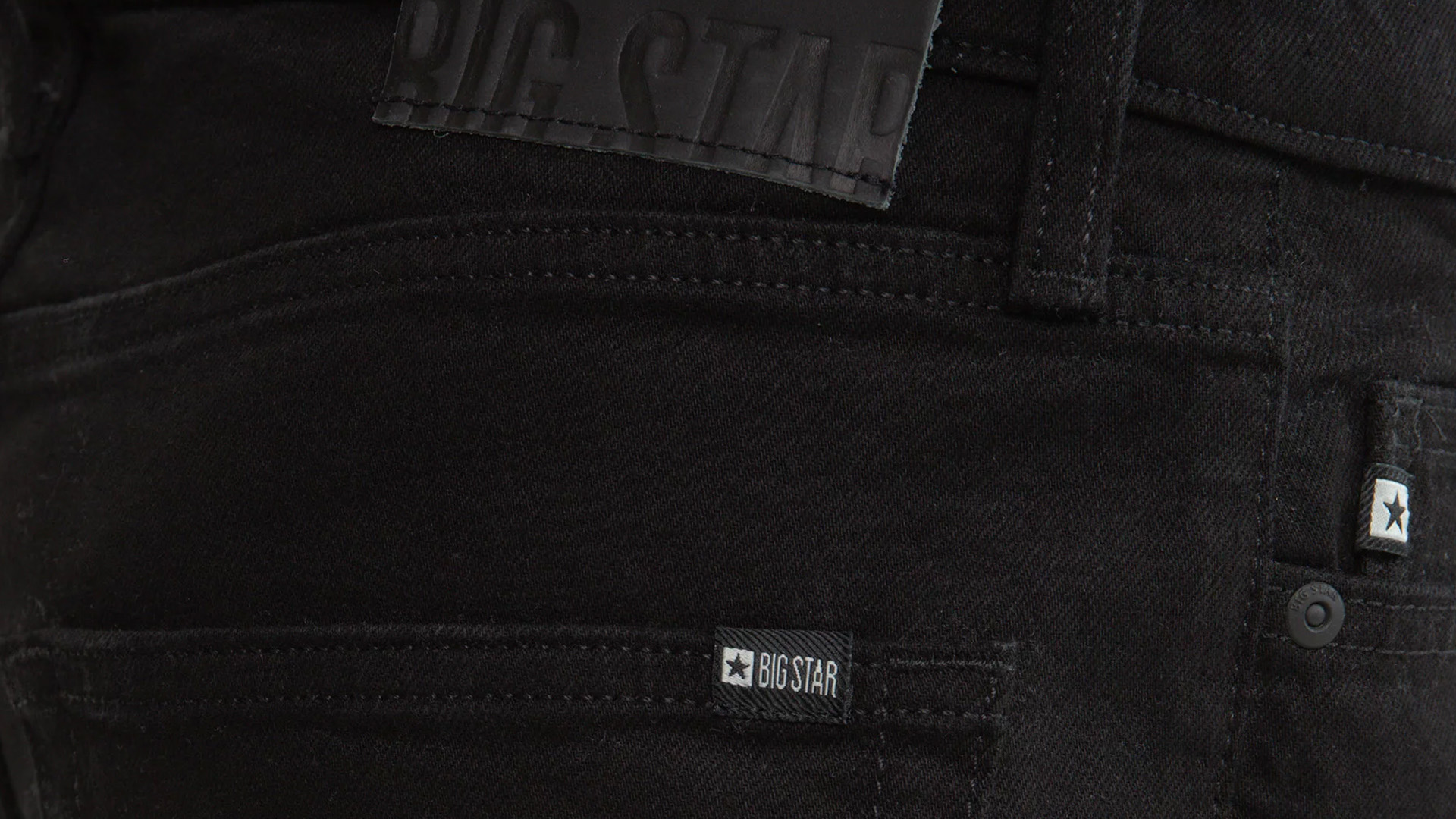 Jak czarne jeansy zmienią Twoje jesienne stylizacje?