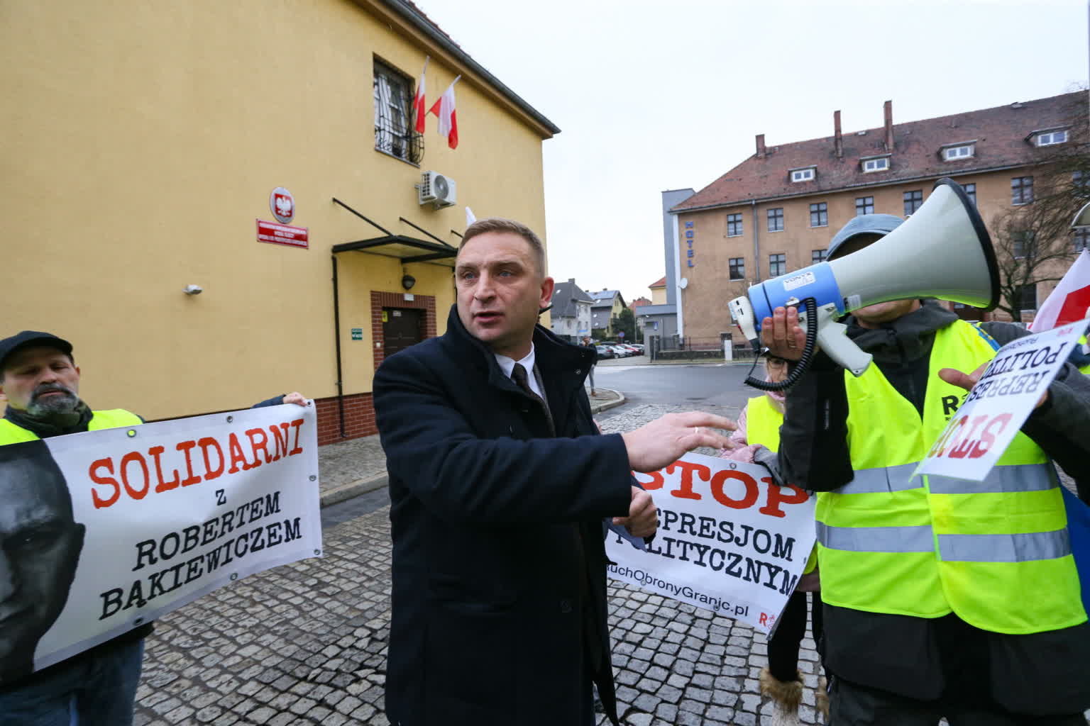 Napastnik z nożem wtargnął do firmy i zaatakował dwie osoby. Został zastrzelony