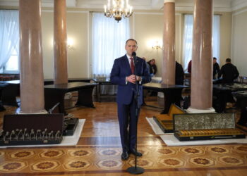 Demontaż Okrągłego Stołu. Na pierwszym planie prezydent Karol Nawrocki (PAP/Albert Zawada)