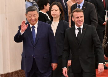 Przywódca Chin Xi Jinping i prezydent Francji Emmanuel Macron. Fot. PAP/EPA/ ADEK BERRY / POOL