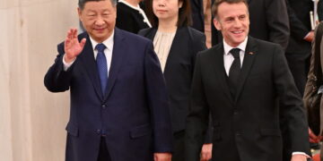 Przywódca Chin Xi Jinping i prezydent Francji Emmanuel Macron. Fot. PAP/EPA/ ADEK BERRY / POOL
