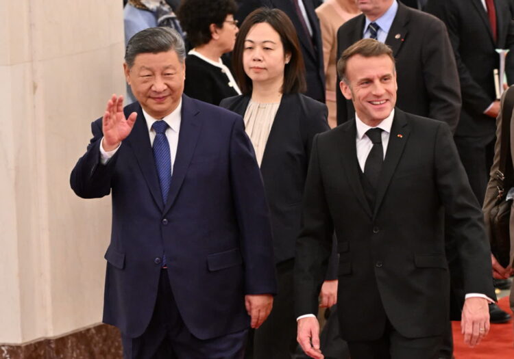 Przywódca Chin Xi Jinping i prezydent Francji Emmanuel Macron. Fot. PAP/EPA/ ADEK BERRY / POOL