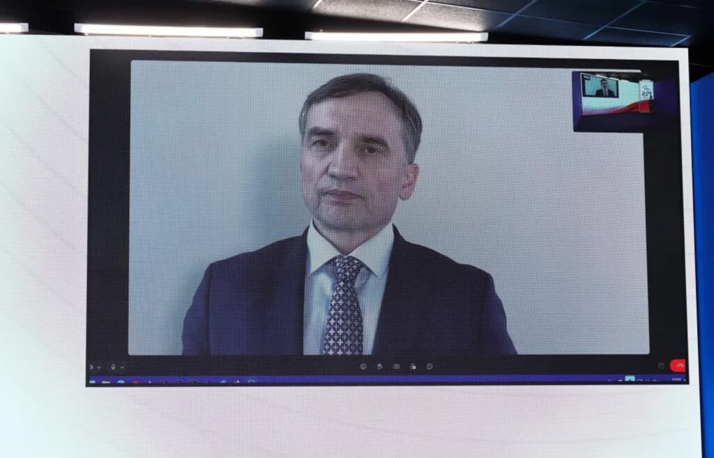 Zdalne oświadczenie posła Prawa i Sprawiedliwości Zbigniewa Ziobry w siedzibie ugrupowania przy ul. Nowogrodzkiej, fot. PAP/Albert Zawada