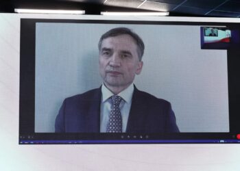 Zdalne oświadczenie posła Prawa i Sprawiedliwości Zbigniewa Ziobry w siedzibie ugrupowania przy ul. Nowogrodzkiej, fot. PAP/Albert Zawada