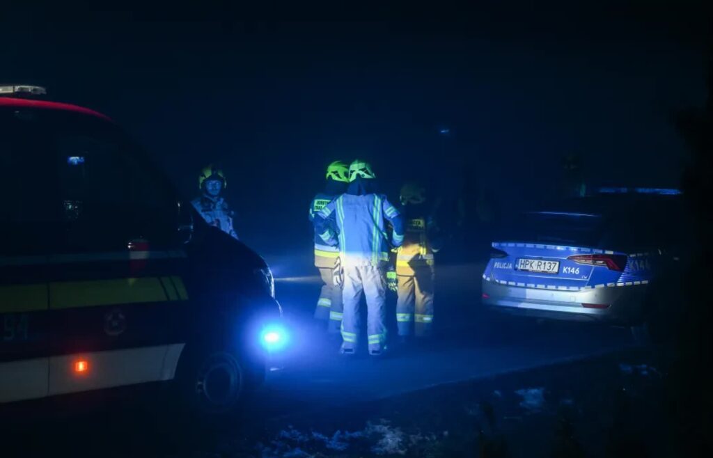 Służby w pobliżu miejsca katastrofy śmigłowca w miejscowości Malawa. Fot. PAP/Darek Delmanowicz