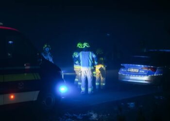 Służby w pobliżu miejsca katastrofy śmigłowca w miejscowości Malawa. Fot. PAP/Darek Delmanowicz