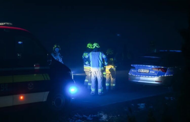 Służby w pobliżu miejsca katastrofy śmigłowca w miejscowości Malawa. Fot. PAP/Darek Delmanowicz