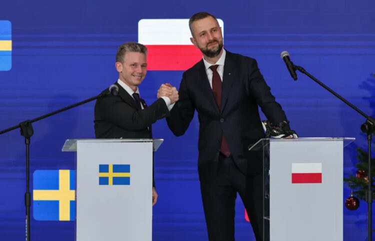 Ministrowie obrony Polski i Szwecji zawarli strategiczne porozumienie ws. programu Orka 9 Wicepremier, minister obrony narodowej Władysław Kosiniak-Kamysz i minister obrony Szwecji Pal Jonson. Fot. PAP/Albert Zawada