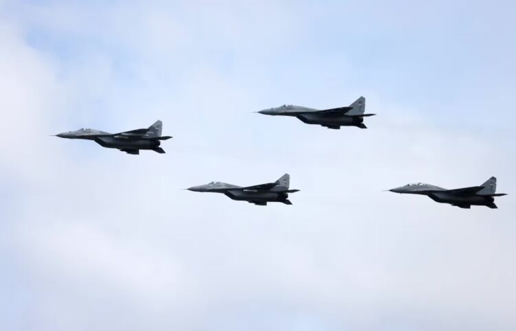 Szef MON: będziemy starali się przekazać nasze MiGi-29 Ukrainie 9 Myśliwce MiG-29. Fot. PAP/EPA/ANDREJ CUKIC