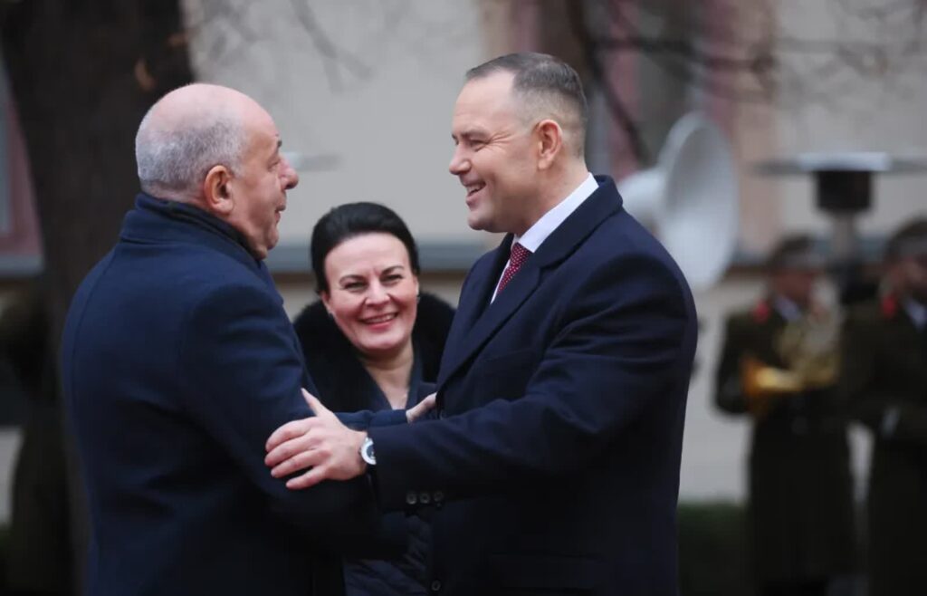 Prezydent Nawrocki weźmie udział w szczycie Grupy Wyszehradzkiej. Odwołał spotkanie z Orbanem po jego wizycie w Moskwie 2 Prezydent RP Karol Nawrocki i prezydent Węgier Tamas Sulyok. Fot. PAP/ Radek Pietruszka