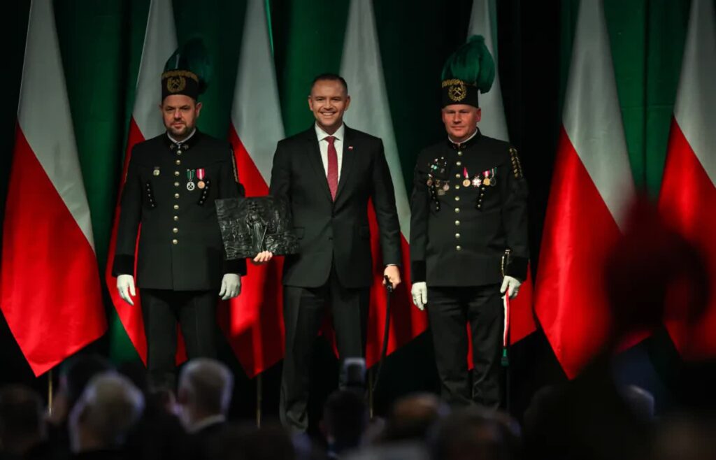 Prezydent RP Karol Nawrocki (C), prezes Zarządu Polskiej Grupy Górniczej S.A. Łukasz Deja (L) oraz dyrektor KWK „Staszic-Wujek” Marek Okoń (P) podczas uroczystej Akademii Barbórkowej KWK „Staszic-Wujek” Fot. PAP/Jarek Praszkiewicz
