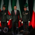 Prezydent RP Karol Nawrocki (C), prezes Zarządu Polskiej Grupy Górniczej S.A. Łukasz Deja (L) oraz dyrektor KWK „Staszic-Wujek” Marek Okoń (P) podczas uroczystej Akademii Barbórkowej KWK „Staszic-Wujek” Fot. PAP/Jarek Praszkiewicz