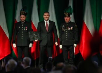 Prezydent RP Karol Nawrocki (C), prezes Zarządu Polskiej Grupy Górniczej S.A. Łukasz Deja (L) oraz dyrektor KWK „Staszic-Wujek” Marek Okoń (P) podczas uroczystej Akademii Barbórkowej KWK „Staszic-Wujek” Fot. PAP/Jarek Praszkiewicz