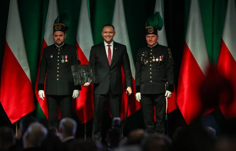 Prezydent RP Karol Nawrocki (C), prezes Zarządu Polskiej Grupy Górniczej S.A. Łukasz Deja (L) oraz dyrektor KWK „Staszic-Wujek” Marek Okoń (P) podczas uroczystej Akademii Barbórkowej KWK „Staszic-Wujek” Fot. PAP/Jarek Praszkiewicz
