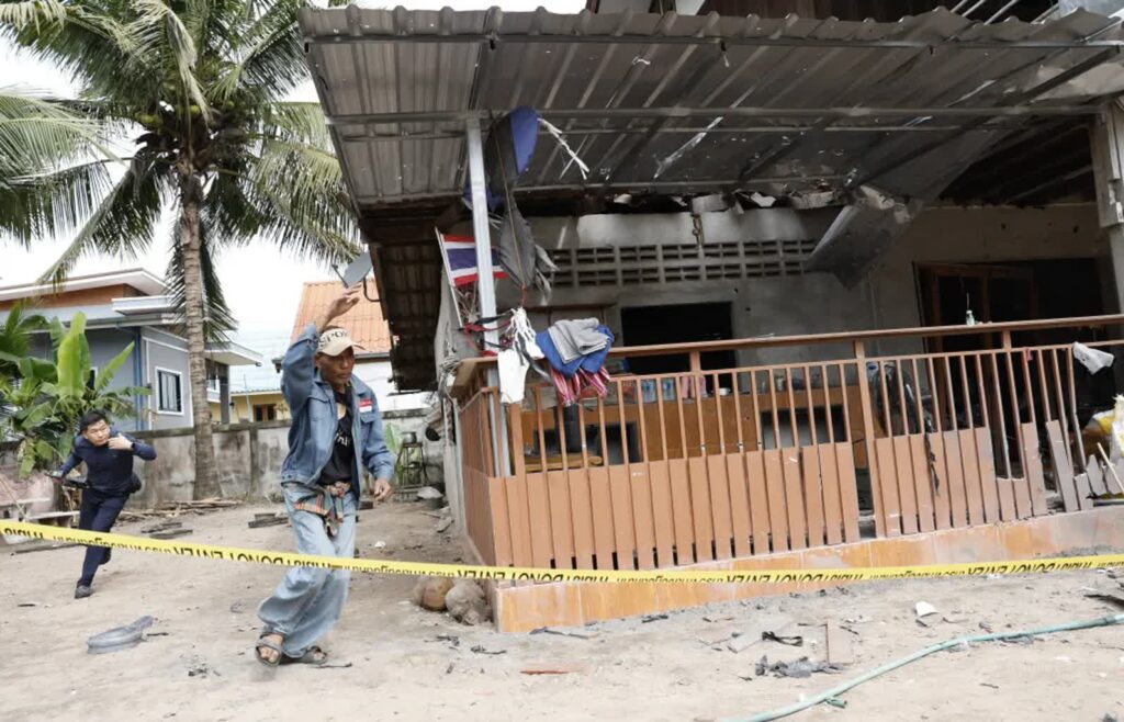 Eskalacja napięcia na linii Tajlandia-Kambodża. Ponad pół miliona ludzi ewakuowało się z terenów przygranicznych Ludzie uciekają do bunkru w Tajlandii w wiosce w prowincji Surin, fot. PAP/EPA/RUNGROJ YONGRIT