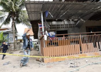 Ludzie uciekają do bunkru w Tajlandii w wiosce w prowincji Surin, fot. PAP/EPA/RUNGROJ YONGRIT