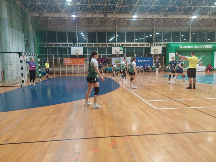 Zimny prysznic: AZS UZ przegrał wysoko z MKS-em Jelenia Góra 9 Zimny prysznic: AZS UZ przegrał wysoko z MKS-em Jelenia Góra Radio Zachód - Lubuskie