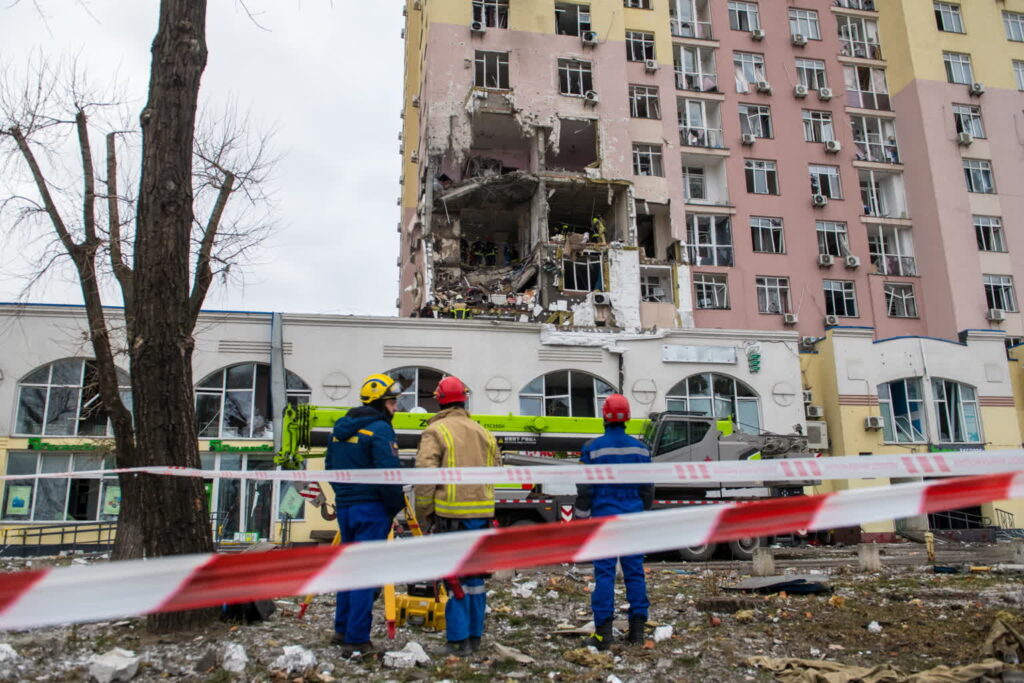 Zniszczenia po ataku na Kijów (PAP/Vladyslav Musiienko)