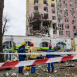Zniszczenia po ataku na Kijów (PAP/Vladyslav Musiienko)