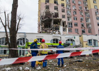 Zniszczenia po ataku na Kijów (PAP/Vladyslav Musiienko)