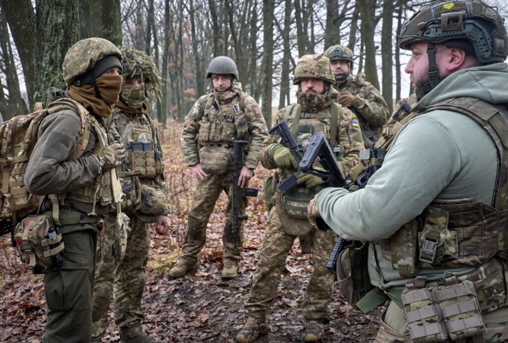 W USA trwają rozmowy ukraińsko-amerykańskie Ukraińscy żołnierze (PAP/EPA/SERGEY KOZLOV)