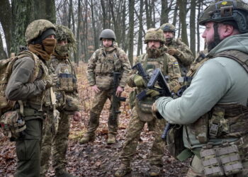 Ukraińscy żołnierze (PAP/EPA/SERGEY KOZLOV)