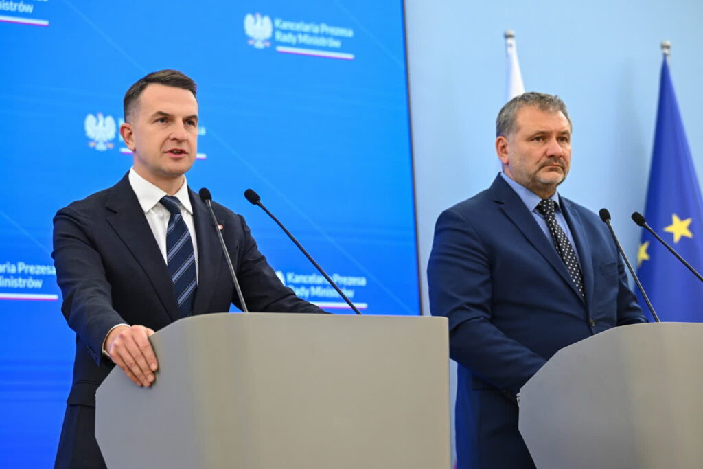 Rzecznik rządu Adam Szłapka i minister sprawiedliwości, prokurator generalny Waldemar Żurek (PAP/Radek Pietruszka)