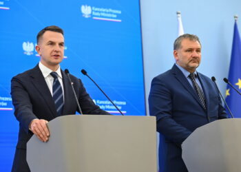 Rzecznik rządu Adam Szłapka i minister sprawiedliwości, prokurator generalny Waldemar Żurek (PAP/Radek Pietruszka)