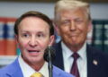 Na pierwszym planie Jeff Landry, za nim Donald Trump (EPA/SAMUEL CORUM / POOL)