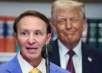 Na pierwszym planie Jeff Landry, za nim Donald Trump (EPA/SAMUEL CORUM / POOL)