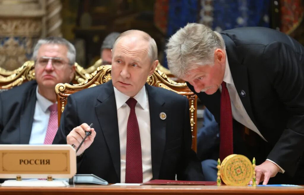 Władimir Putin i Dmitrij Pieskow, fot. PAP/EPA/SPUTNIK POOL/GRIGORY SYSOEV /SPUTNIK/KREMLIN POOL