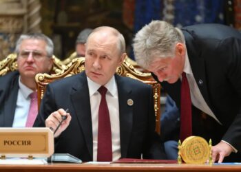 Zawieszenie broni w Ukrainie na czas świąt? Jest odpowiedź Kremla 12 Władimir Putin i Dmitrij Pieskow, fot. PAP/EPA/SPUTNIK POOL/GRIGORY SYSOEV /SPUTNIK/KREMLIN POOL