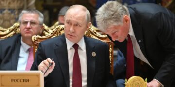 Władimir Putin i Dmitrij Pieskow, fot. PAP/EPA/SPUTNIK POOL/GRIGORY SYSOEV /SPUTNIK/KREMLIN POOL