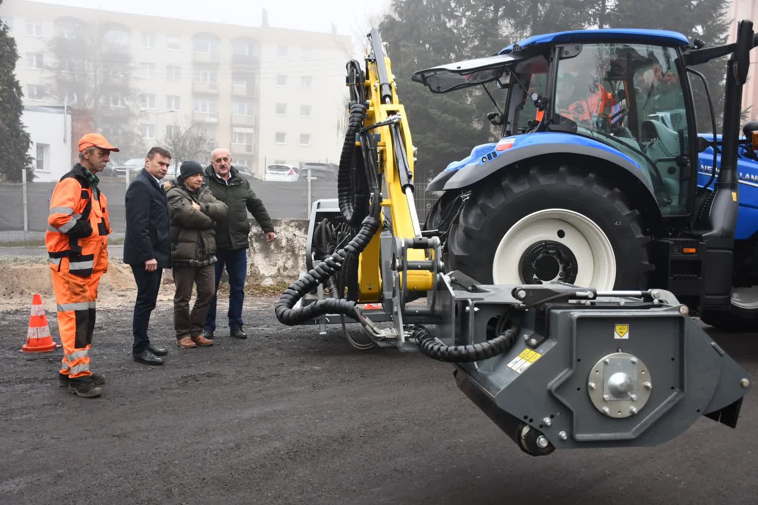 Specjalistyczny ciągnik dla powiatu