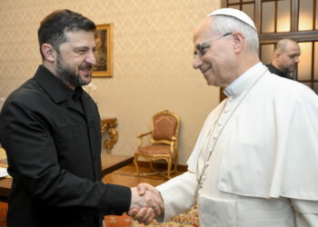 Papież Leon XIV przyjął w Castel Gandolfo prezydenta Zełenskiego 15 Spotkanie Wołodymyra Zełenskiego i papieża Leona XIV w Castel Gandolfo. Fot. PAP/EPA/VATICAN MEDIA HANDOUT