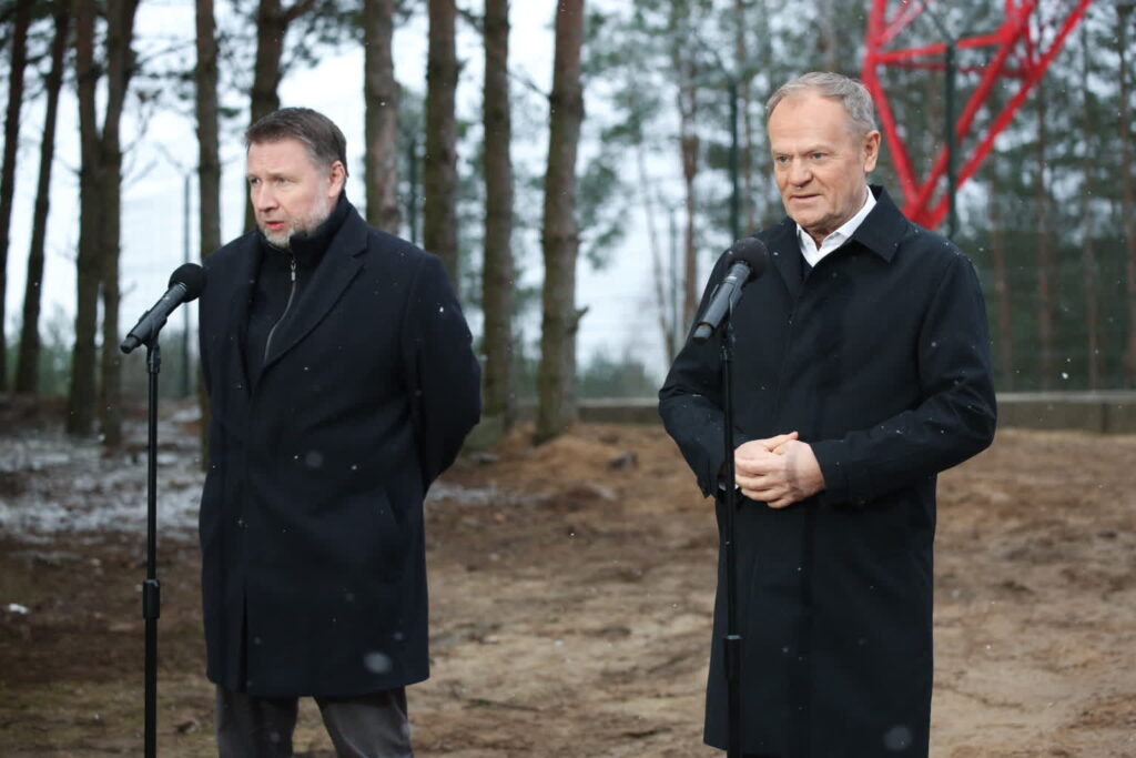Marcin Kierwiński i Donald Tusk na granicy polsko-białoruskiej (PAP/Artur Reszko)